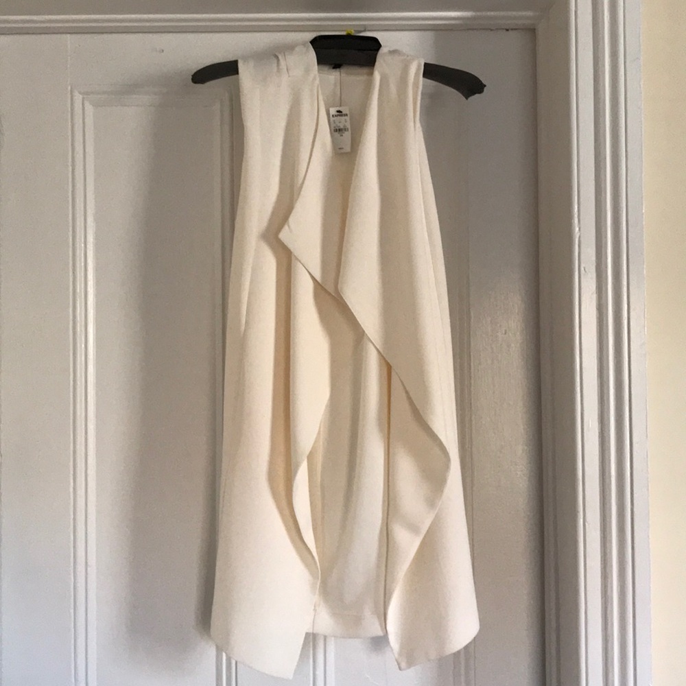 Ivory woman vest with thin belt